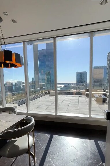 Salón de la residencia en el piso 50 - 455 N Park Dr