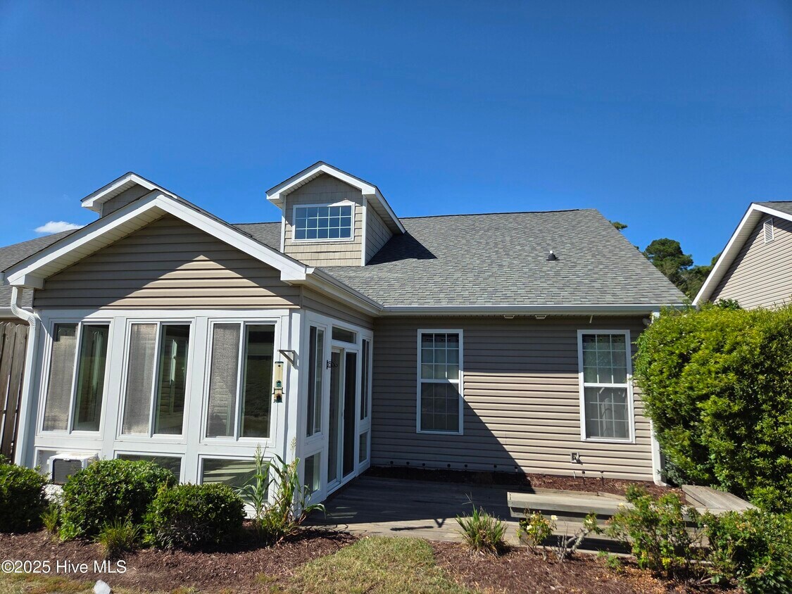 Foto principal - 521 Village Green Dr