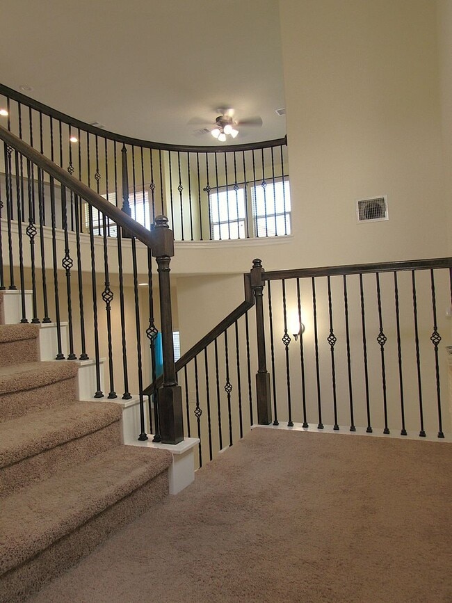 Building Photo - Conveniently located townhome in gated com...