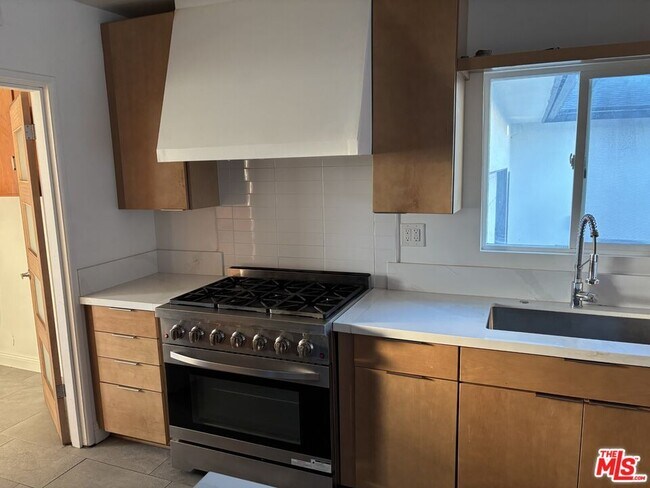 Foto del edificio - 366 1/2 E Hillsdale St