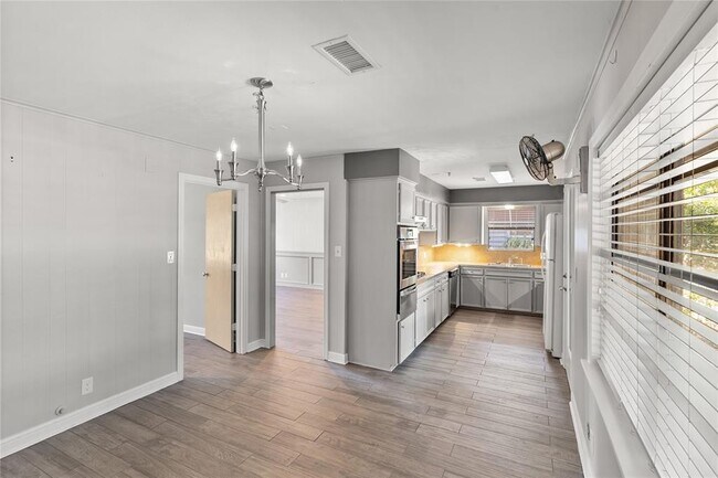Foto del edificio - 1145 W 21st St