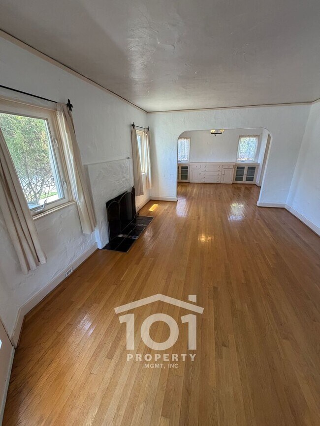 Building Photo - Charming Downtown Santa Barbara Cottage with 1-Car Garage