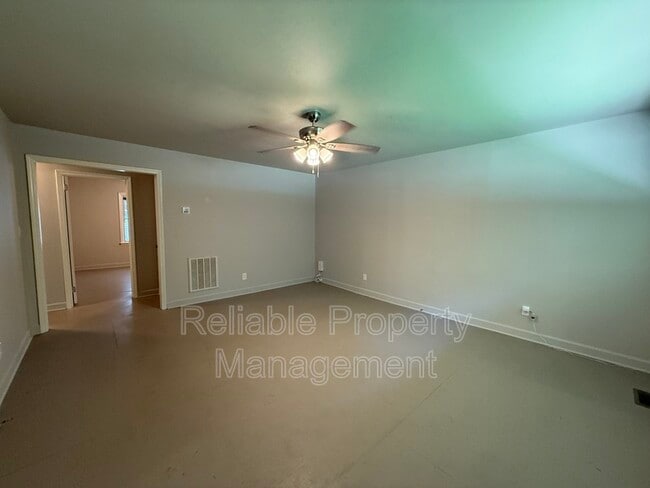 Building Photo - 725 Locust Ln