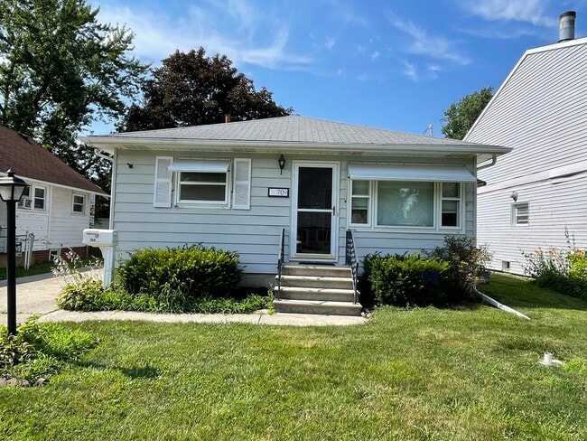 Building Photo - 709 Sackett St