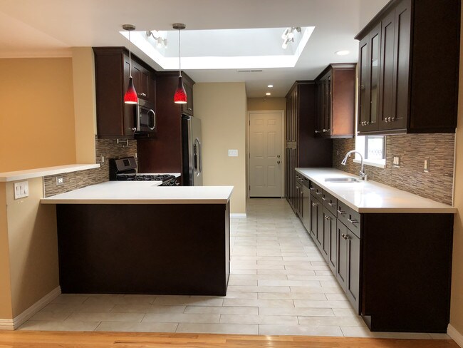 Foto del edificio - 6320 E 5th St