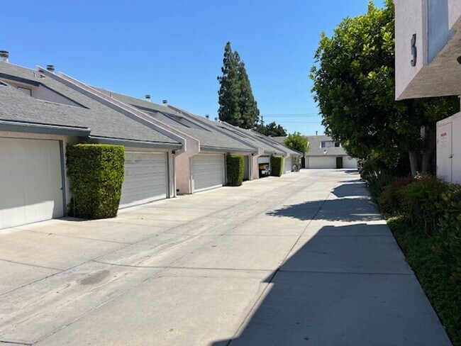 Foto del edificio - MOVE-IN READY 2+1.5 w/pool + spa, parking ...