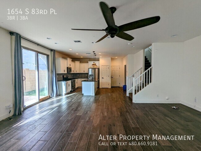 Foto del edificio - Gorgeous 3 bed/2.5 Bath Newer East Mesa Home