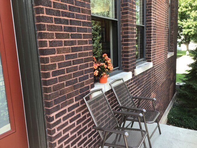Porch at entrance - 805 5th St