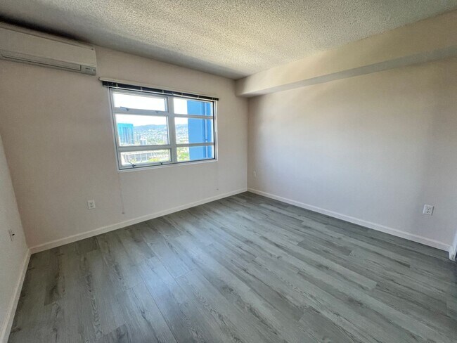 Building Photo - 801 South Street 2-bedroom 1-bath with 2 p...