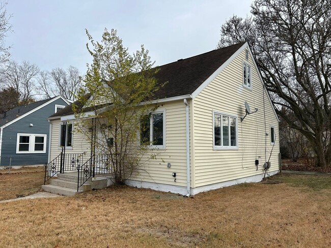 Building Photo - 3 Bedroom 1 Bath Single Family Home in Egg...