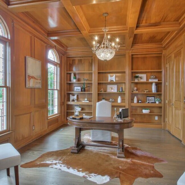 Foto del edificio - Price Improvement        Executive Home in...