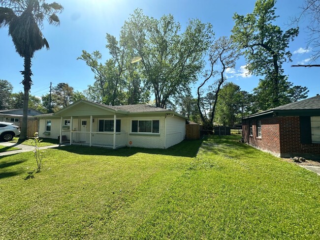 Foto del edificio - 3 BED | 2 BATH | GATED BACKYARD | TWO CAR DRIVEWAY | DAFFIN PARK