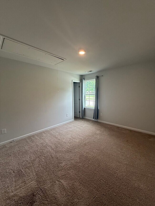 Building Photo - Spacious 5BR House in Greensboro