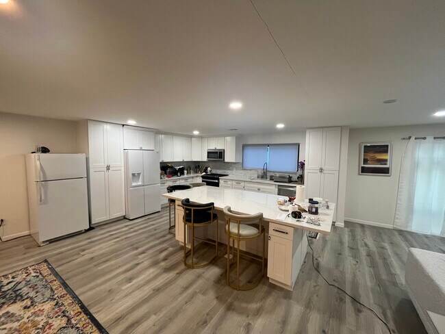 Kitchen - 18242 Sylvan St