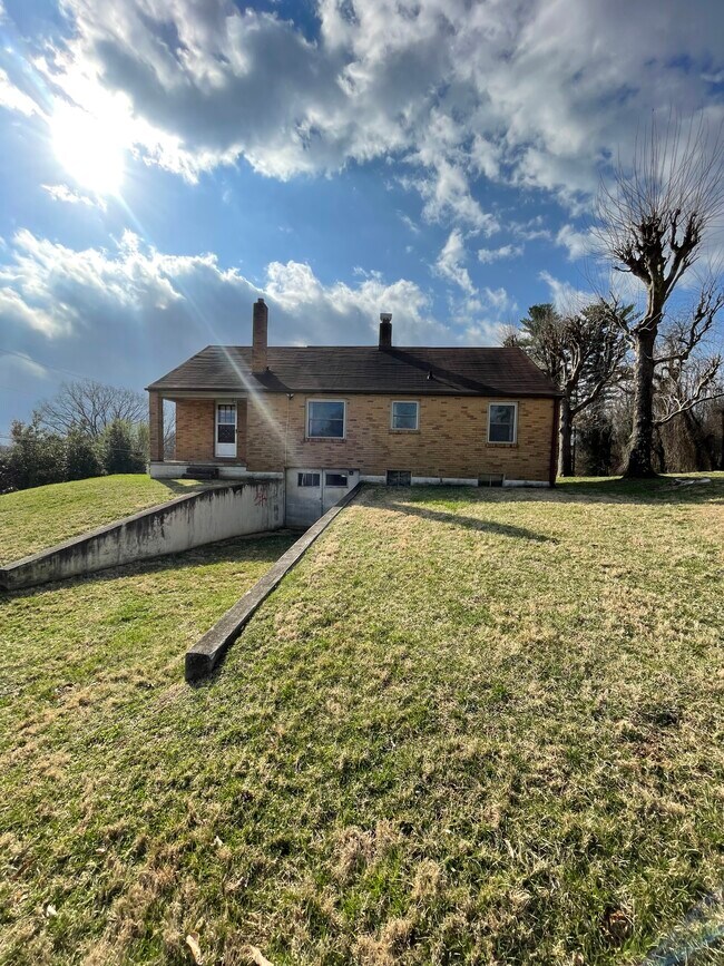 Foto del edificio - 679 Sand Hill Rd