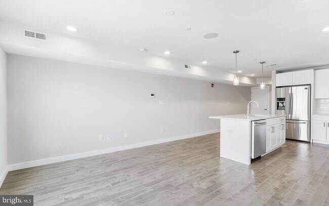 Building Photo - 1650 Point Breeze Ave