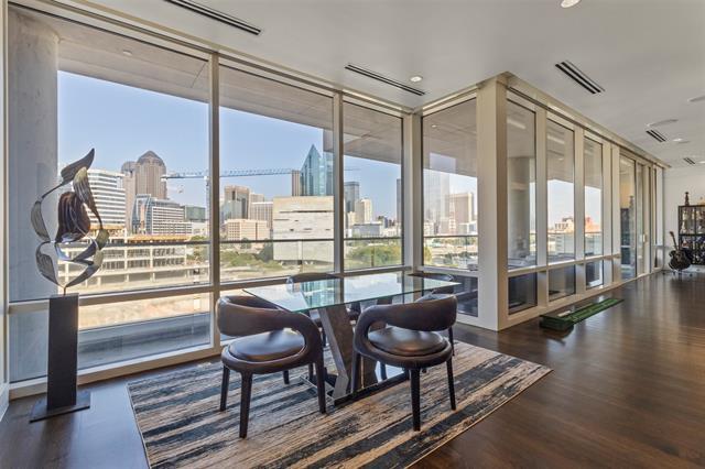 Foto del edificio - 2408 Victory Park Ln