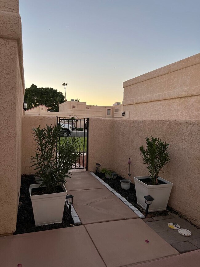 Building Photo - TOWNHOME IN MESA DEL SOL!
