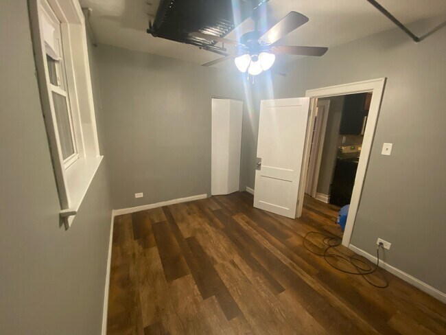 Dormitorio - 8425 S Marquette Ave