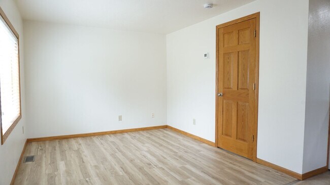 Foto del edificio - Cozy Home with 2-stall Shop/Garage and fenced yard