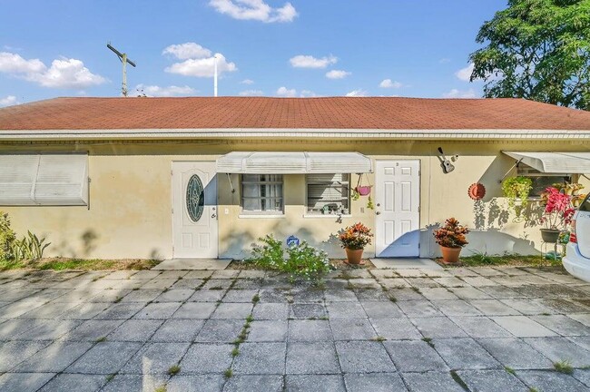 Foto del edificio - 2374 Sunrise Dr