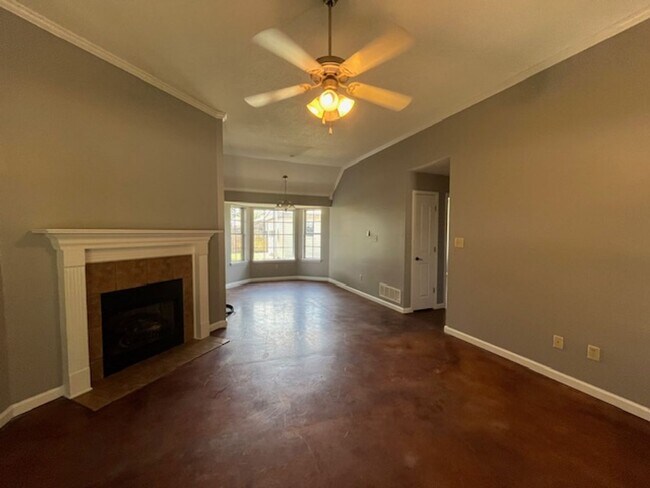Foto del edificio - Very Nice 3 Bedroom 2 Bath Home with a Fen...