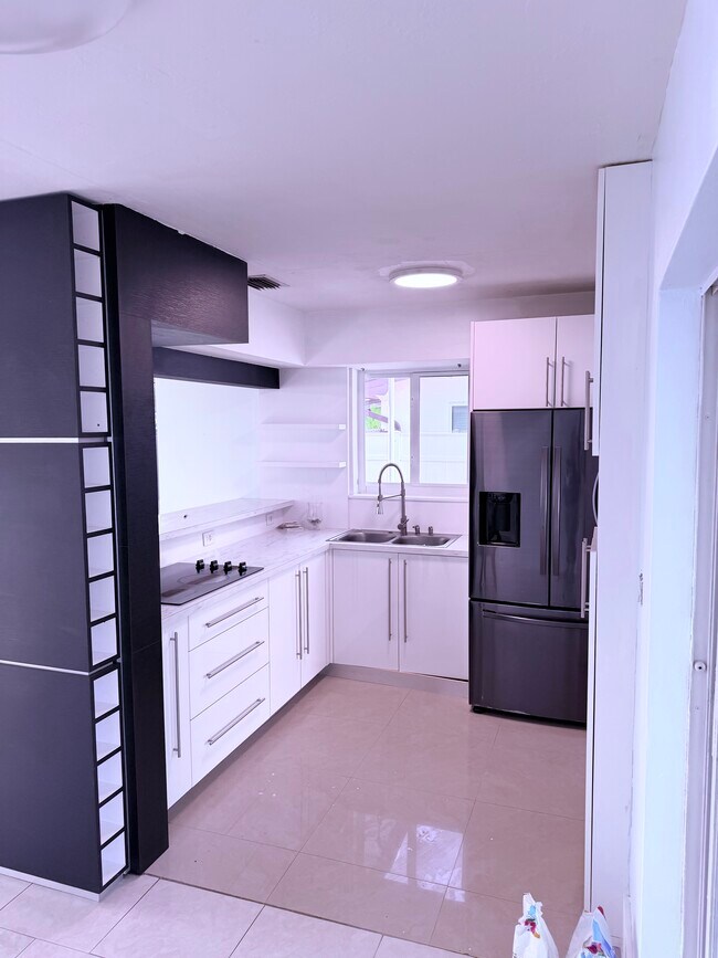 Foto del edificio - 2707 Pine Tree Dr