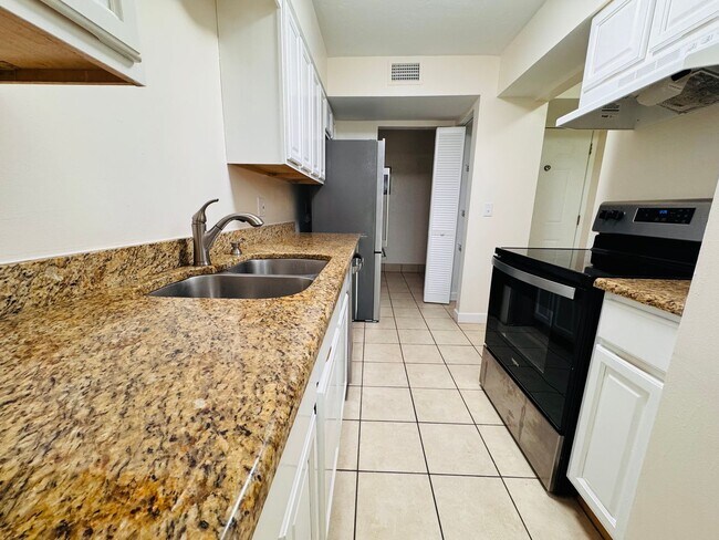 Building Photo - SW Gainesville Condo