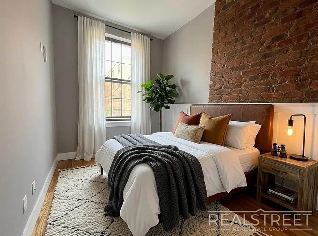 Building Photo - Renovated 3 Bed / 2 Bath Apartment Near the L Train in Prime East Williamsburg