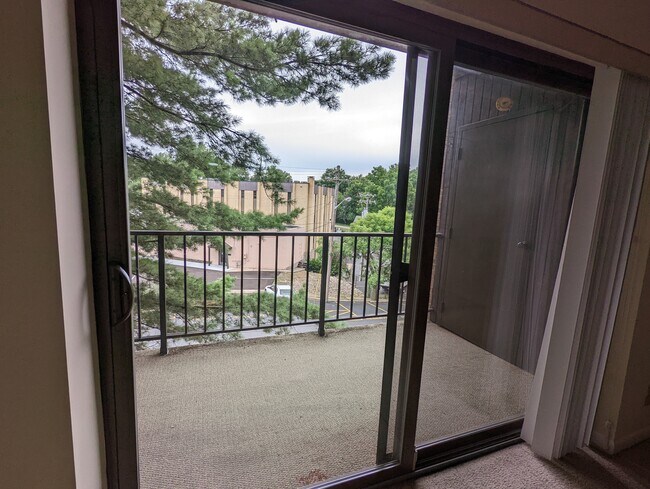 Foto del edificio - 3004 Glenmore Ave