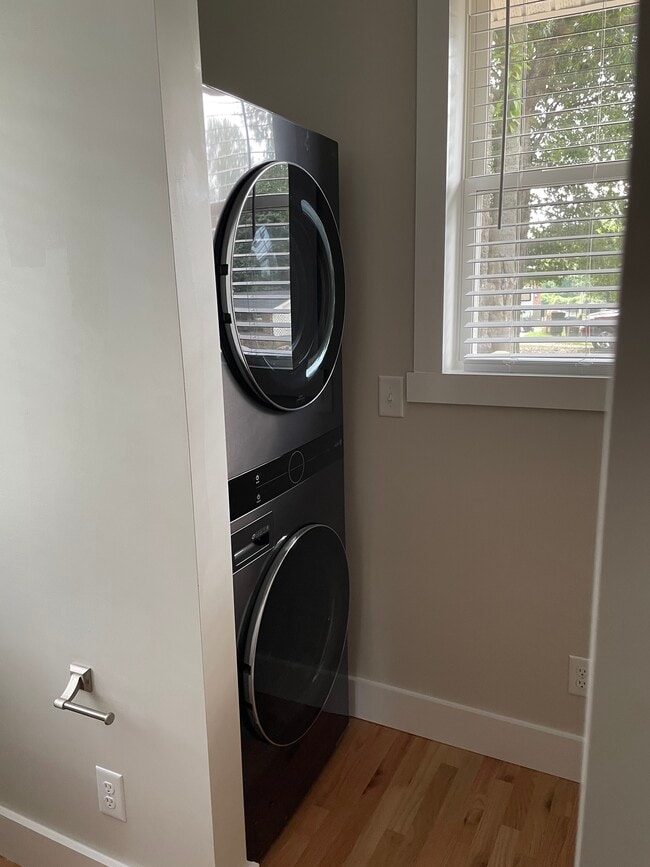 Building Photo - 32 Oak St NE