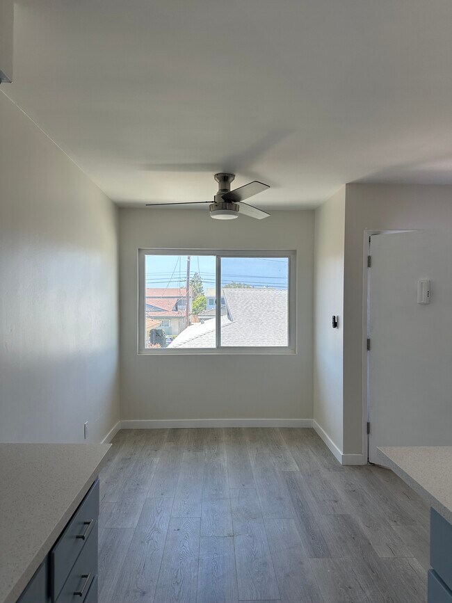 Comedor con vistas al oeste desde la cocina. - 21104 Donora Ave