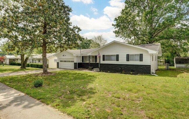 Building Photo - 3 Bedroom PLUS SUNROOM | 2 Bathroom | 2 Ca...