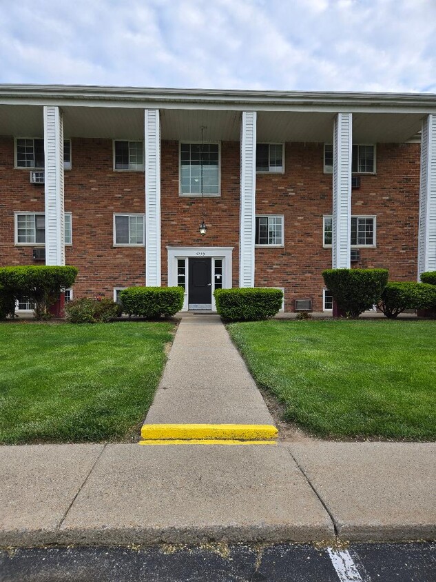 Primary Photo - Orchard Manor Apartments