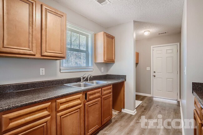 Building Photo - 106 White Creek Loop