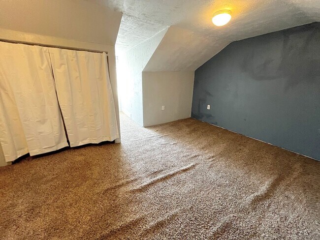 Building Photo - Beautiful & Spacious 3BD/2BTH plus additio...
