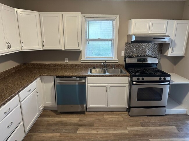 Building Photo - Charming 2 Bed 1 bath home centrally located