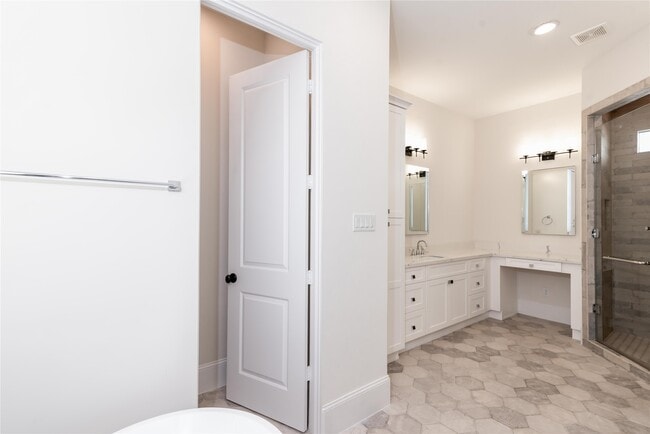 Building Photo - 3821 N Braeswood Blvd