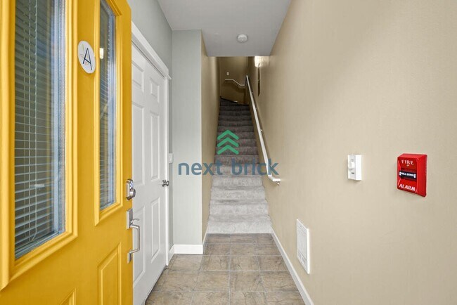 Building Photo - 3 Bed 2.5 Bath End Unit Townhome is Available for Rent!