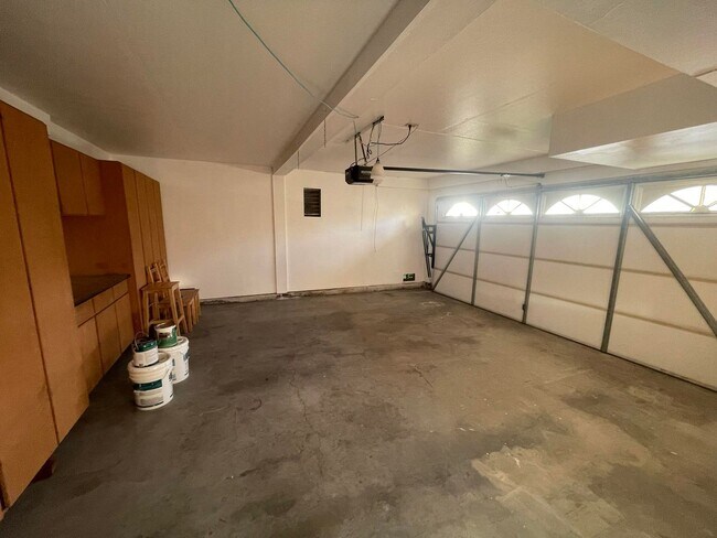 Building Photo - Charming Tustin Haven Available in October!