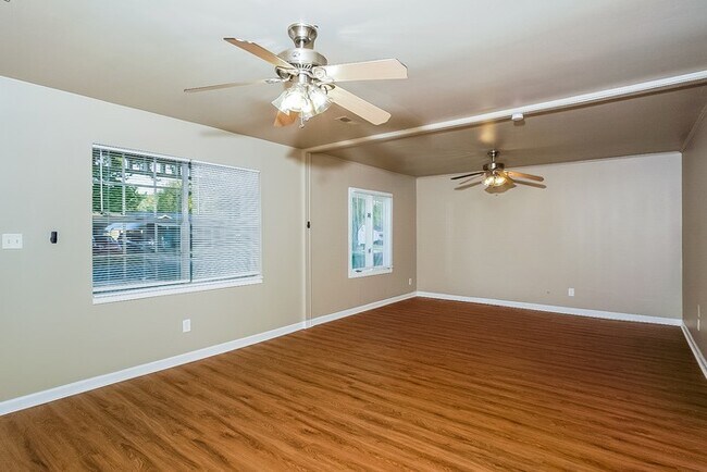 Building Photo - Cute 3 Bedroom Home in Huntsville!