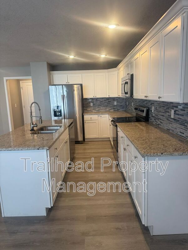 Building Photo - 603B S Hillcrest St