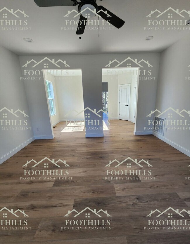 Building Photo - Quaint 2-bedroom, 2-bathroom home, short d...