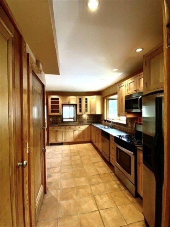 Foto del edificio - 24 Sunset Hill Rd