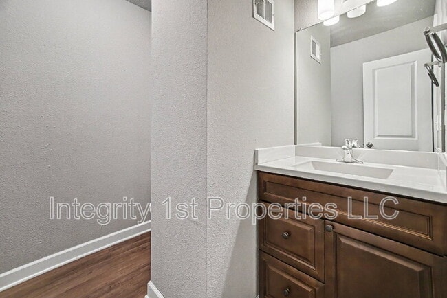 Building Photo - 10510 Clubhouse Dr