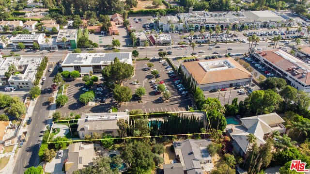 Foto del edificio - 5035 Amestoy Ave