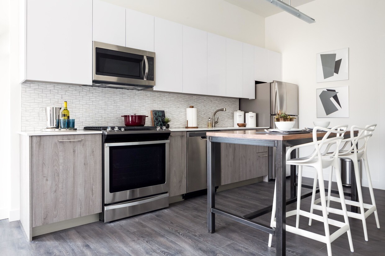 Foto principal - 1 bedroom in Chicago IL 60641