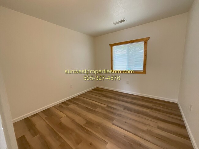 Foto del edificio - 2 Bedroom, 1 Bath, New Paint and Flooring