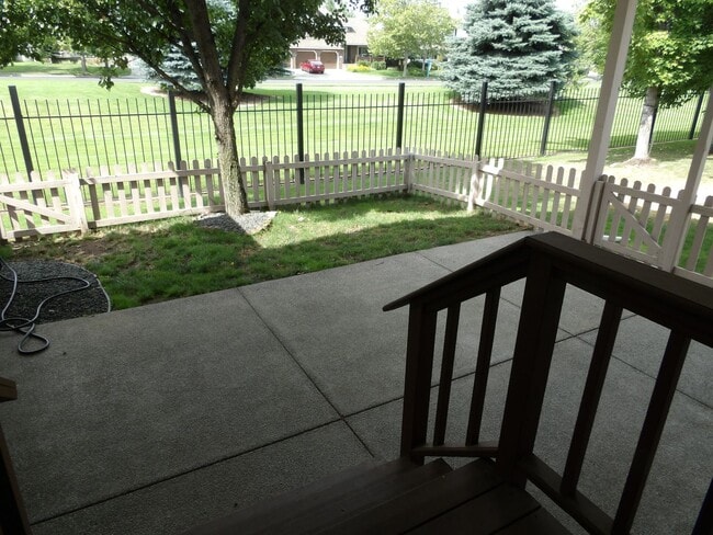 Building Photo - CDA Place Garden Home in Gated Community!