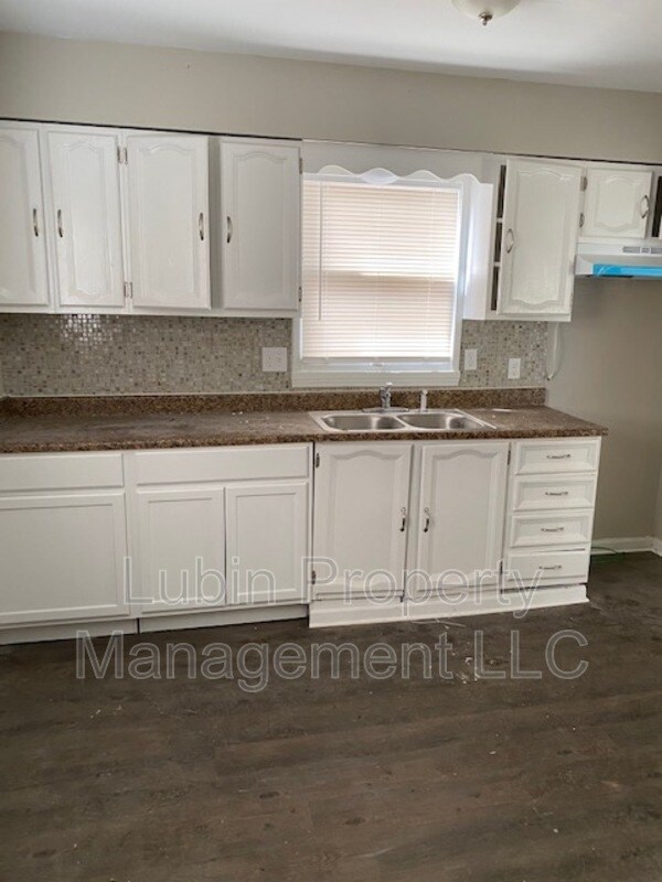Building Photo - 989 Restbrook Ave